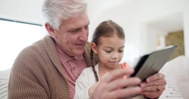 女童和平板电脑用于家庭教育 电子学习支持和聊天 阅读或快乐的网络游戏 孩子和老人在学校用电子书讲授数字技术 — 图库视频影像