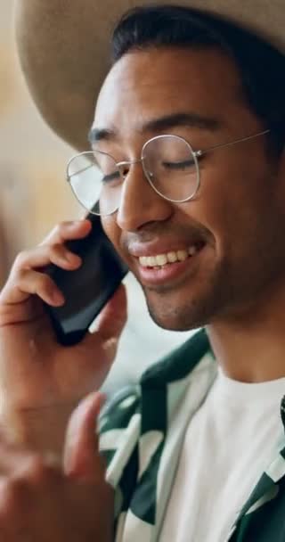 Hombre Llamada Telefónica Cara Risa Con Conversación Comunicación Con Sonrisa — Vídeo de stock