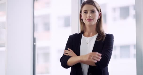 Sorria Cruzou Braços Rosto Mulher Negócios Escritório Com Orgulho Confiança — Vídeo de Stock