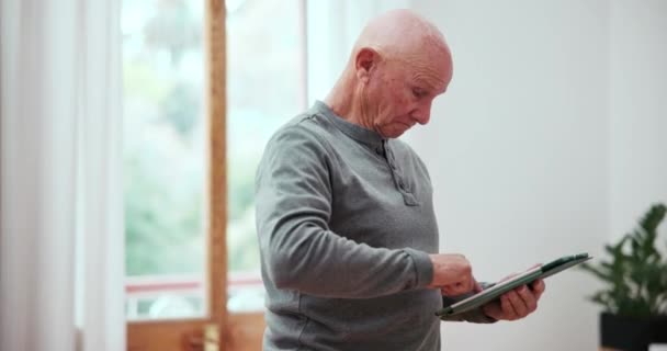 Glücklich Blättern Oder Alter Mann Mit Tablet Hause Für Online — Stockvideo