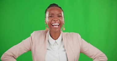 Gülen, komik ve stüdyoda izole edilmiş yeşil ekranda siyah bir kadının yüzü. Arkaplanda motivasyonu ve mutluluğu olan Afrikalı bir iş adamının komik, mutlu ve portresi..