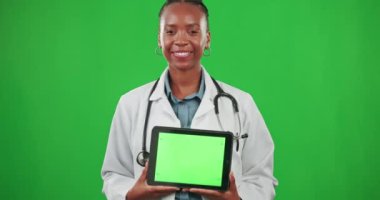 Doktor, yeşil ekran modeli ya da pazarlama, reklam ya da ürün yerleştirme için tableti olan siyah kadın. Portre, yakın plan taşınması veya sağlık kliniği verileri veya bilgileri için logo üzerinde mutlu kız.