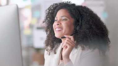 Müşteri hizmetlerinde çalışan mutlu bir bayan müşteri temsilcisi kulaklıklı bir müşteriyle konuşuyor çağrı merkezinde çalışırken gülümsüyor. Çevrimiçi satın alma emirleri ve sorularıyla müşterilere yardımcı olan yardımsever bir satış elemanı.