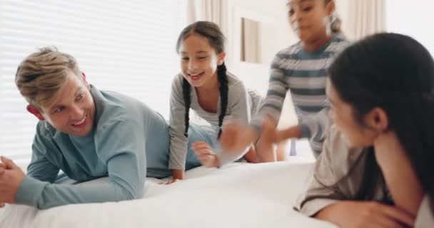 ジャンプ ベッド 幸せな家族は 一緒に幸せと結びつくように 母親と父親と一緒に寝室や子供たちで遊んでいます 面白い または — ストック動画