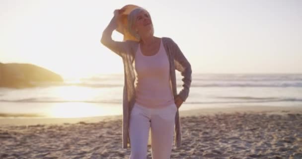 Mujer Mayor Feliz Caminando Playa Con Bienestar Salud Positivo Las — Vídeos de Stock