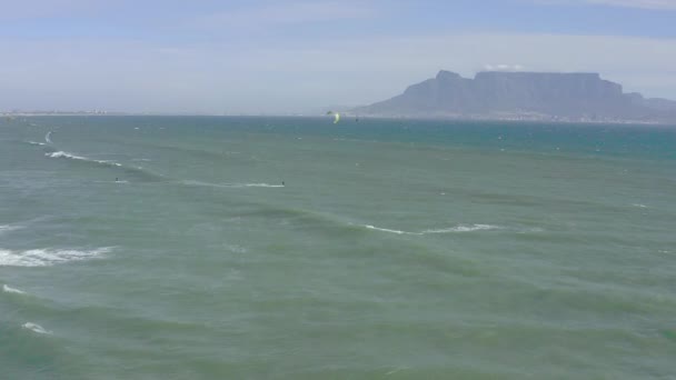 Dron Cestování Kite Surfování Oceánu Lidmi Venku Pro Zdraví Svobodu — Stock video