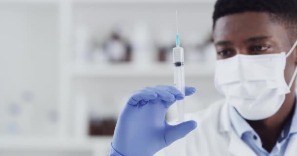 Ciencia Vacuna Jeringa Con Hombre Laboratorio Para Experimento Solución Investigación — Vídeos de Stock