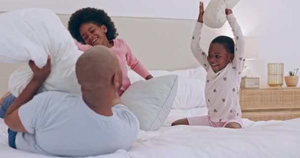 快乐的家庭 孩子和父亲在卧室里打枕头寻欢作乐 玩游戏或者玩兴奋的情绪游戏 女孩或微笑在感情 爱情和家庭中度过童年 回忆和与父母在一起 — 图库视频影像