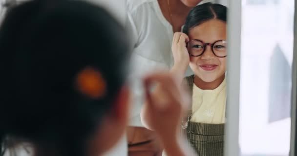 Espejo Niño Elección Para Gafas Sonrisa Cuidado Los Ojos Para — Vídeo de stock