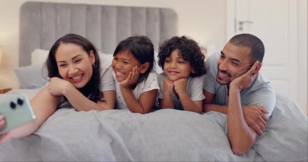 Selfie Miłość Szczęśliwa Rodzina Łóżku Relaks Więź Uśmiech Pamięci Ich — Wideo stockowe