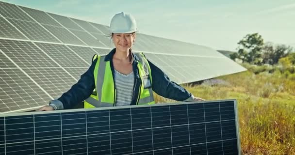 アジアのエンジニアの女性 ソーラーパネル 屋外で再生可能エネルギー エコロジー 持続可能性のための笑顔 太陽光発電技術者 分野およびグリッドのための建設現場の肖像画で幸せ — ストック動画