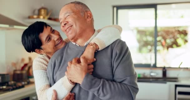 Liebe Älteres Paar Und Umarmung Hause Lächeln Und Verbundenheit Für — Stockvideo