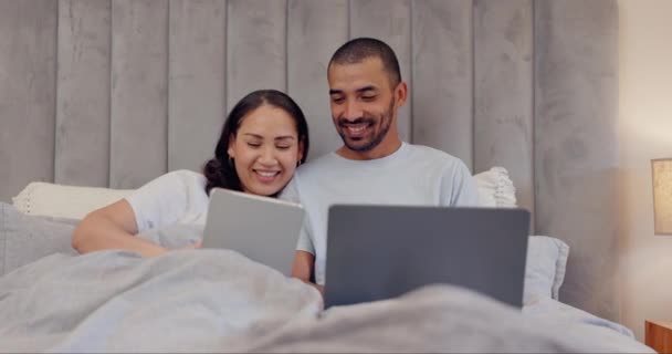 Tablet Laptop Happy Couple Social Media Bed Communication Web Internet — Stock Video