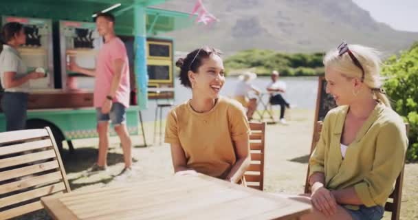 Hombre Mujeres Helados Parque Amigos Verano Con Sonrisa Relax Aire — Vídeo de stock