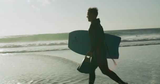 Strandsport Bodyboard Eller Man Som Springer För Att Starta Vattenaktivitet — Stockvideo
