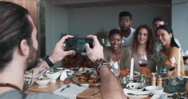 夕食のための写真 クリスマスパーティー スマートフォン 男性との友人や女性 お祝いシーズン ソーシャルメディア 休日はお祝い 家やダイニングテーブルのために集まります — ストック動画