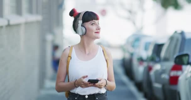 Ακουστικά Χαμόγελο Και Γυναίκα Στην Πόλη Για Επικοινωνία Και Μηνύματα — Αρχείο Βίντεο