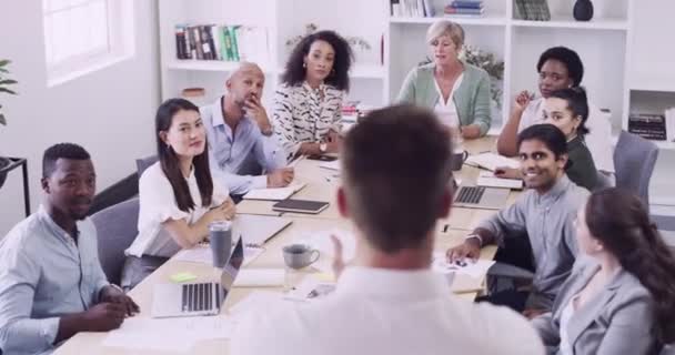 프레젠테이션 토론을 회의실에서 비즈니스 사람들의 훈련을 사무실의 그룹과 다양성 — 비디오