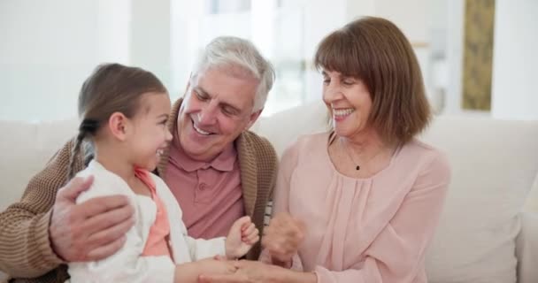Dziadkowie Dziecko Bawić Się Uśmiechem Domu Przytulić Się Miłości Wnuka — Wideo stockowe