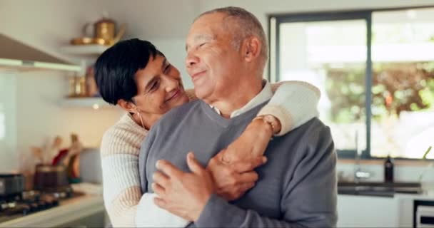 Älteres Paar Liebe Und Umarmung Haus Lächeln Und Bindung Zusammen — Stockvideo