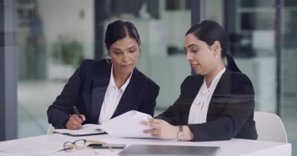 Geschäftsfrauen Planung Und Teamarbeit Mit Dokumenten Notizen Schreiben Und Managerberatung — Stockvideo