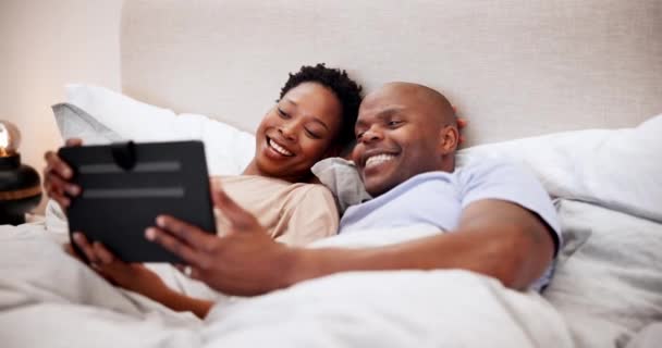 Huis Bed Zwart Paar Met Een Tablet Liefde Ochtend Met — Stockvideo