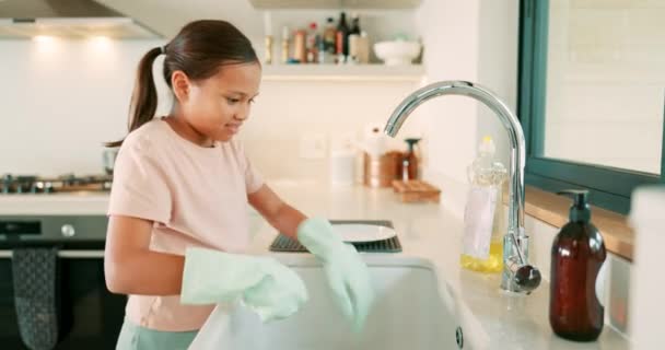 Πλένεις Πιάτα Καθαρίζεις Και Κάνεις Παιδί Στην Κουζίνα Νερό Σαπούνι — Αρχείο Βίντεο