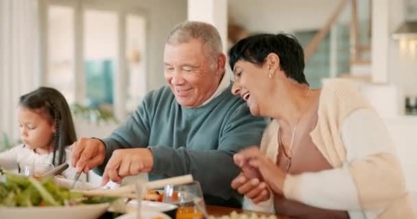 Ευτυχισμένο Ζευγάρι Ηλικιωμένων Συζήτηση Και Οικογενειακό Δείπνο Αγάπη Συγκόλληση Και — Αρχείο Βίντεο