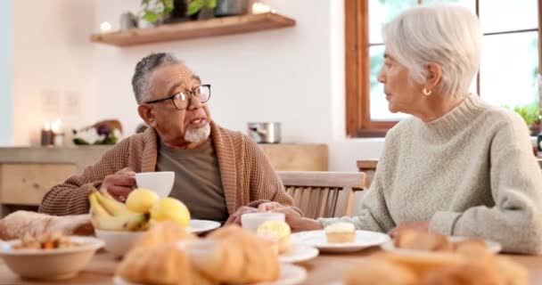 ティーパーティー 古い人々は 午前中にボンディングのために一緒に引退の家で話しています 朝食中にアパートのリビングルームで笑顔 飲み物 幸せな高齢者チャット — ストック動画