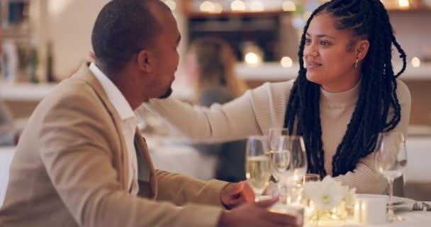 Paar Communicatie Hechting Liefde Restaurant Lachen Genegenheid Het Huwelijk Mensen — Stockvideo