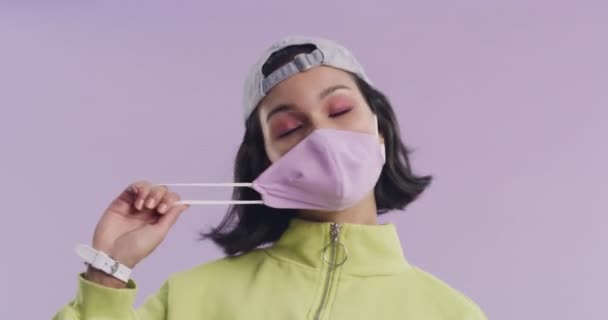 Maska Twarzy Moda Fajna Kobieta Stylem Studio Fioletowe Tło Lub — Wideo stockowe