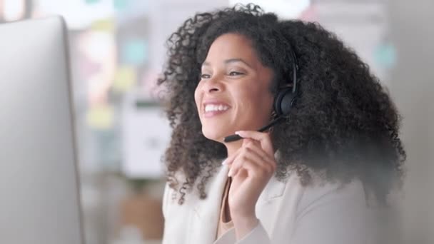 Glückliche Kundendienstmitarbeiterin Gespräch Mit Einem Kunden Mit Einem Headset Lächelnd — Stockvideo