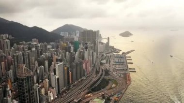 İnsansız hava aracı, şehir ve binalar, gökdelen ve açık deniz Hong Kong 'da şehir geliştirme. Hava manzarası, şehir manzarası ve sokak, yol veya karayolu manzarası, dağ ve deniz limanı.