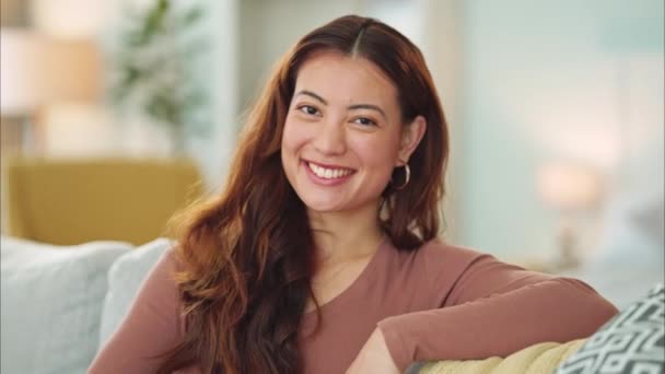 Bahagia Tersenyum Dan Wajah Wanita Sofa Tertawa Dan Nyaman Ruang — Stok Video
