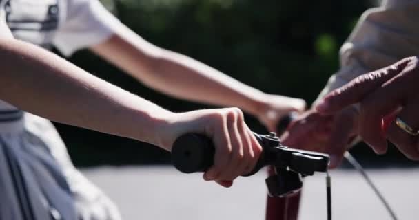 Primer Plano Manos Personas Con Bicicleta Calle Barrio Carretera Con — Vídeos de Stock