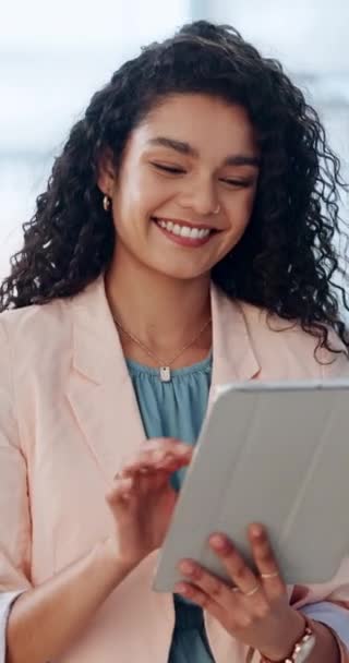 Zakelijk Vrouw Tablet Typen Lachen Netwerken Voor Logistiek Verkoop Inventaris — Stockvideo
