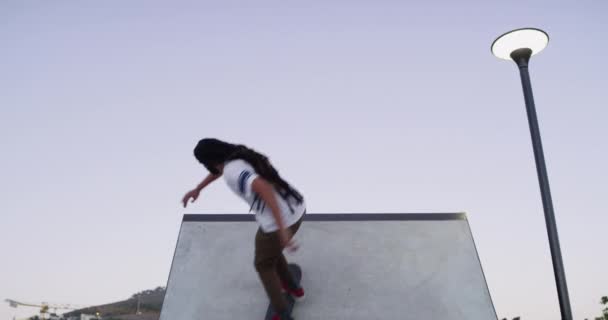 Человек Скейтборд Открытый Рампе Поворотом Тренировки Тренировки Трюка Экстремальных Видов — стоковое видео