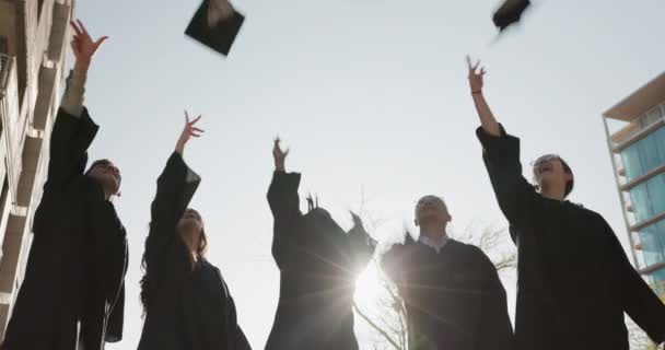 Καπέλο Αποφοίτησης Ομάδα Και Μαθητές Ρίχνουν Στον Αέρα Τον Ουρανό — Αρχείο Βίντεο