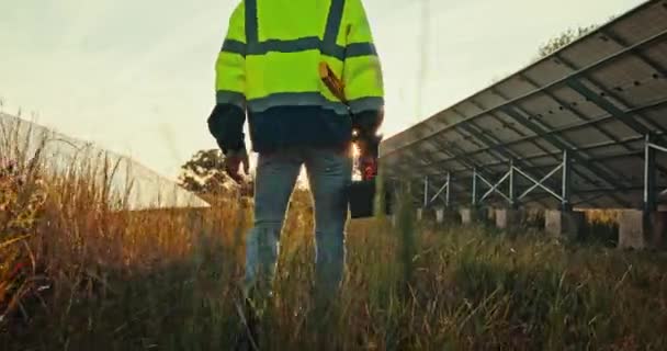 Homem Fazenda Painel Solar Com Ferramentas Energia Limpa Manutenção Eletricidade — Vídeo de Stock