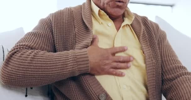 シニアマン 心臓発作 ヒースの問題 緊急および不快感を持つ胸の痛み ストレスで病気 ヘルスケア 心臓焼けとのソファー — ストック動画