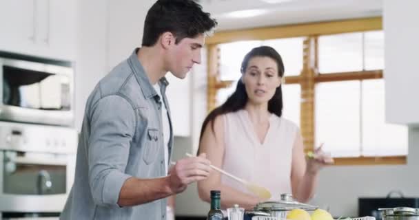 Amour Nourriture Couple Cuisiner Dans Cuisine Leur Maison Ensemble Pour — Video