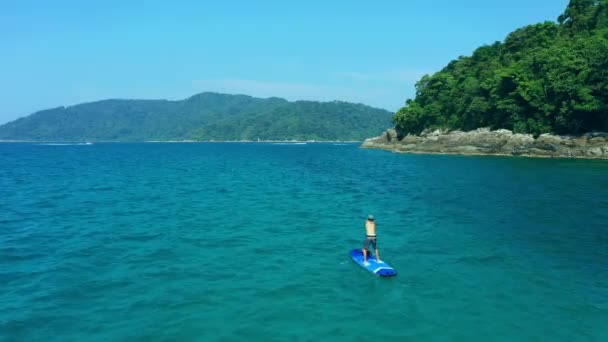 Ocean Island Man Paddle Boarding Drone Blue Water Adventure Tropical — Vídeos de Stock