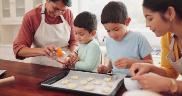 Bakken Familie Oudere Vrouw Met Kinderen Ouders Koken Koekjes Thuis — Stockvideo