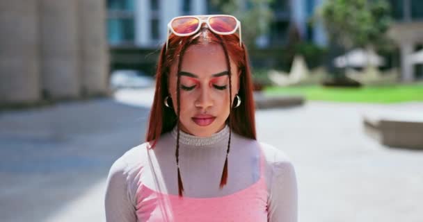 Vrouw Student Gezicht Voor Mode Aan Universiteit Coole Kleding Make — Stockvideo