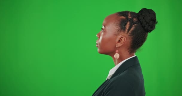 Yüz Sallama Siyahi Kadın Stüdyoda Yeşil Ekranda Arka Plan Modelinde — Stok video