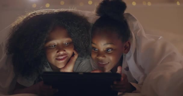 Schwestern Mädchen Und Tablet Schlafzimmer Nacht Und Decke Für Gespräche — Stockvideo