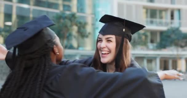 毕业典礼上 朋友们拥抱着兴奋的学生 庆祝他们在大学里的教育成就 毕业和快乐的女性拥抱在一起 在大学里取得成功 得到支持或祝贺 — 图库视频影像