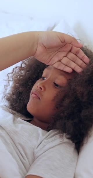 Больной Руки Девочка Ребенок Прикосновением Проверить Контролировать Здоровье Кровати Спальне — стоковое видео