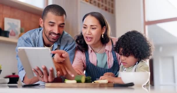 Haushalt Kochen Und Familie Mit Tablet Gespräch Und Salat Mit — Stockvideo