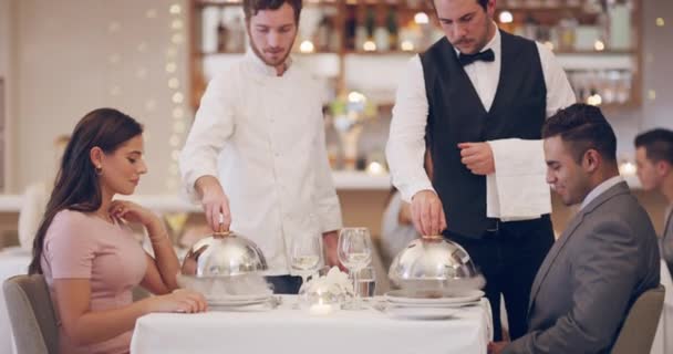 Restauracja Jedzenie Kelner Relaks Szczęśliwa Para Romantycznej Randce Walentynki Lub — Wideo stockowe
